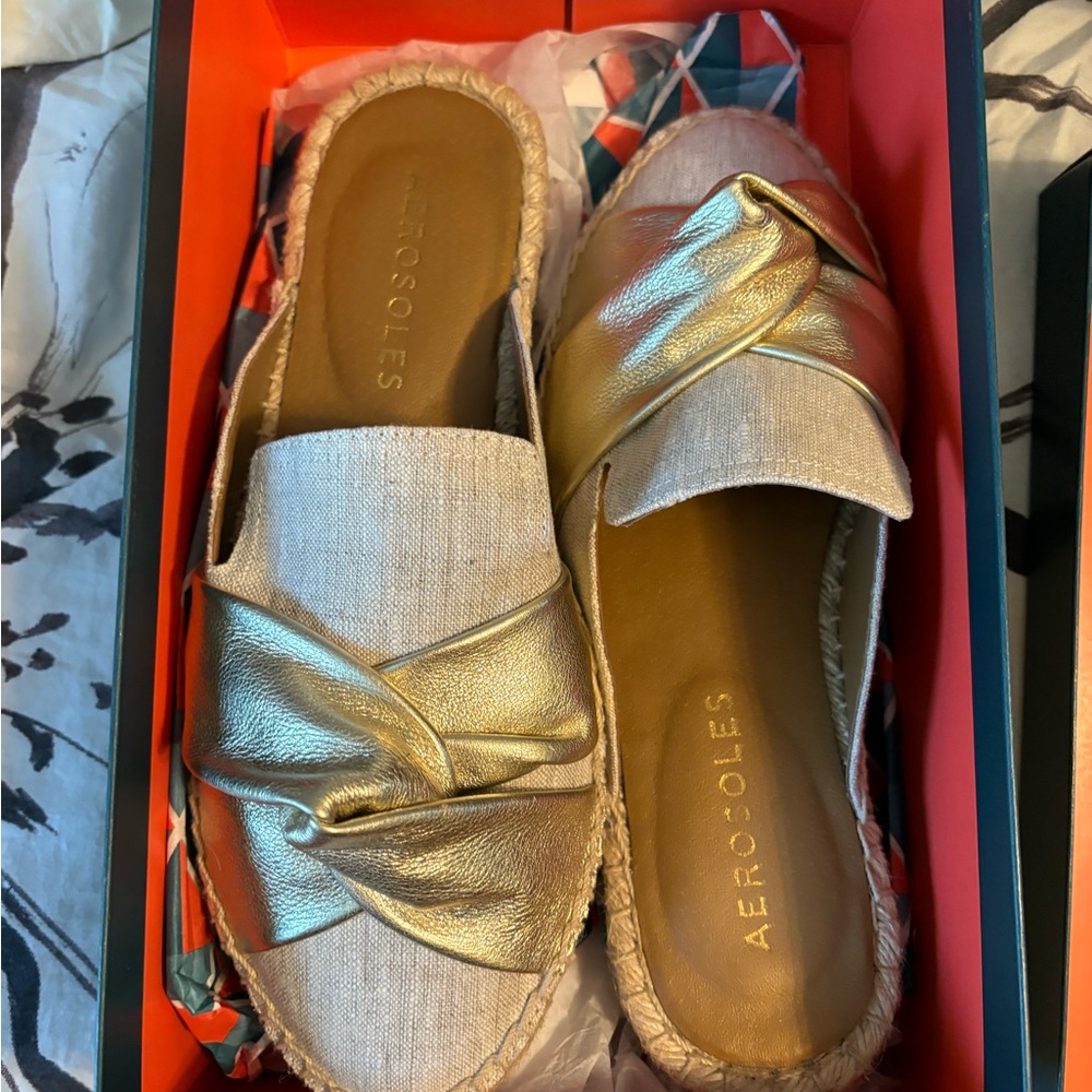 Aerosols size 8.5 linen and gold slides